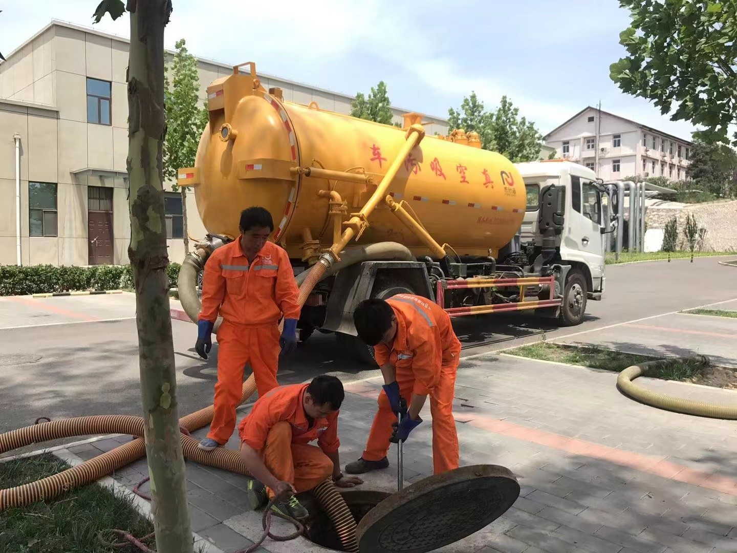 井研管道疏通车停在窨井附近